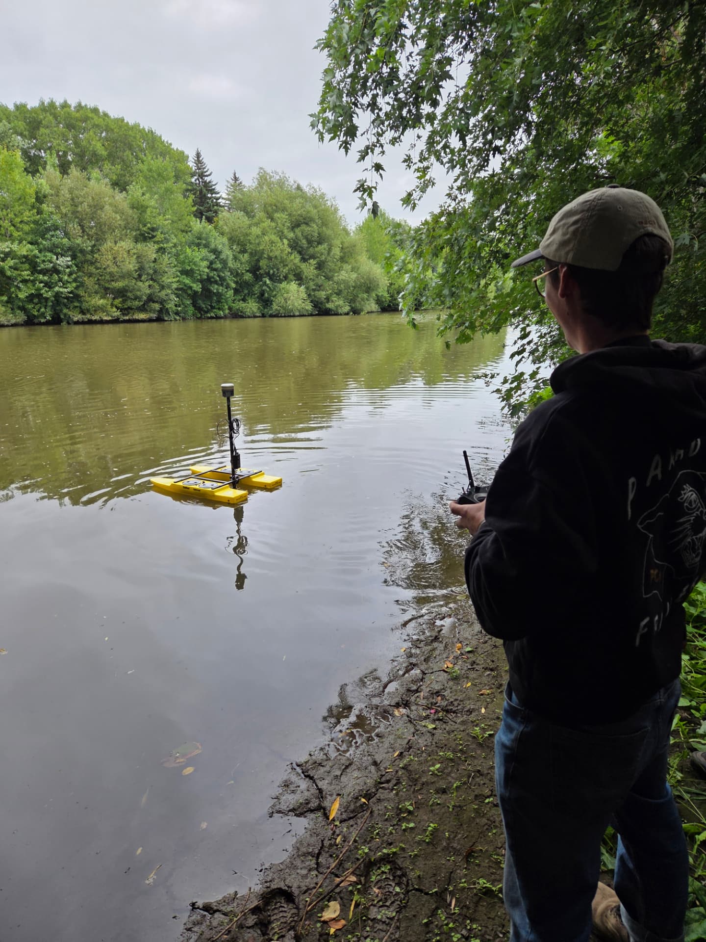 Embarcation télécommandée en levé bathymétrique sur une rivière