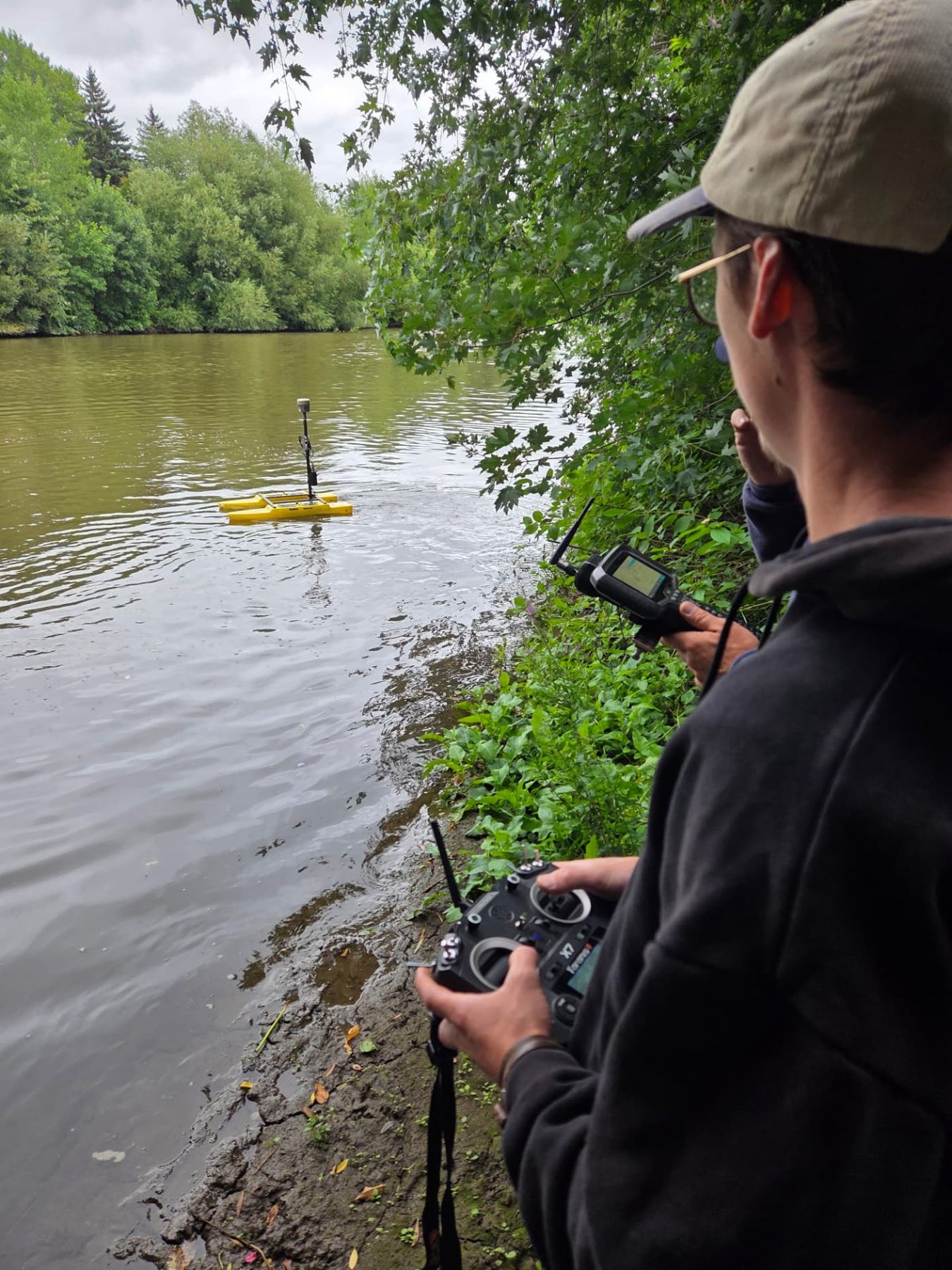 Pilote Géniarp dirigeant une embarcation de sondage sur une rivière de la Rive-Nord