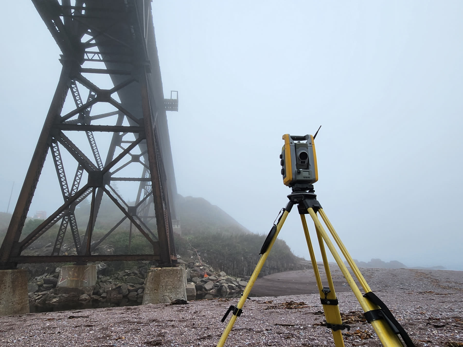 Pont ferroviaire relevé par Géniarp dans la brume
