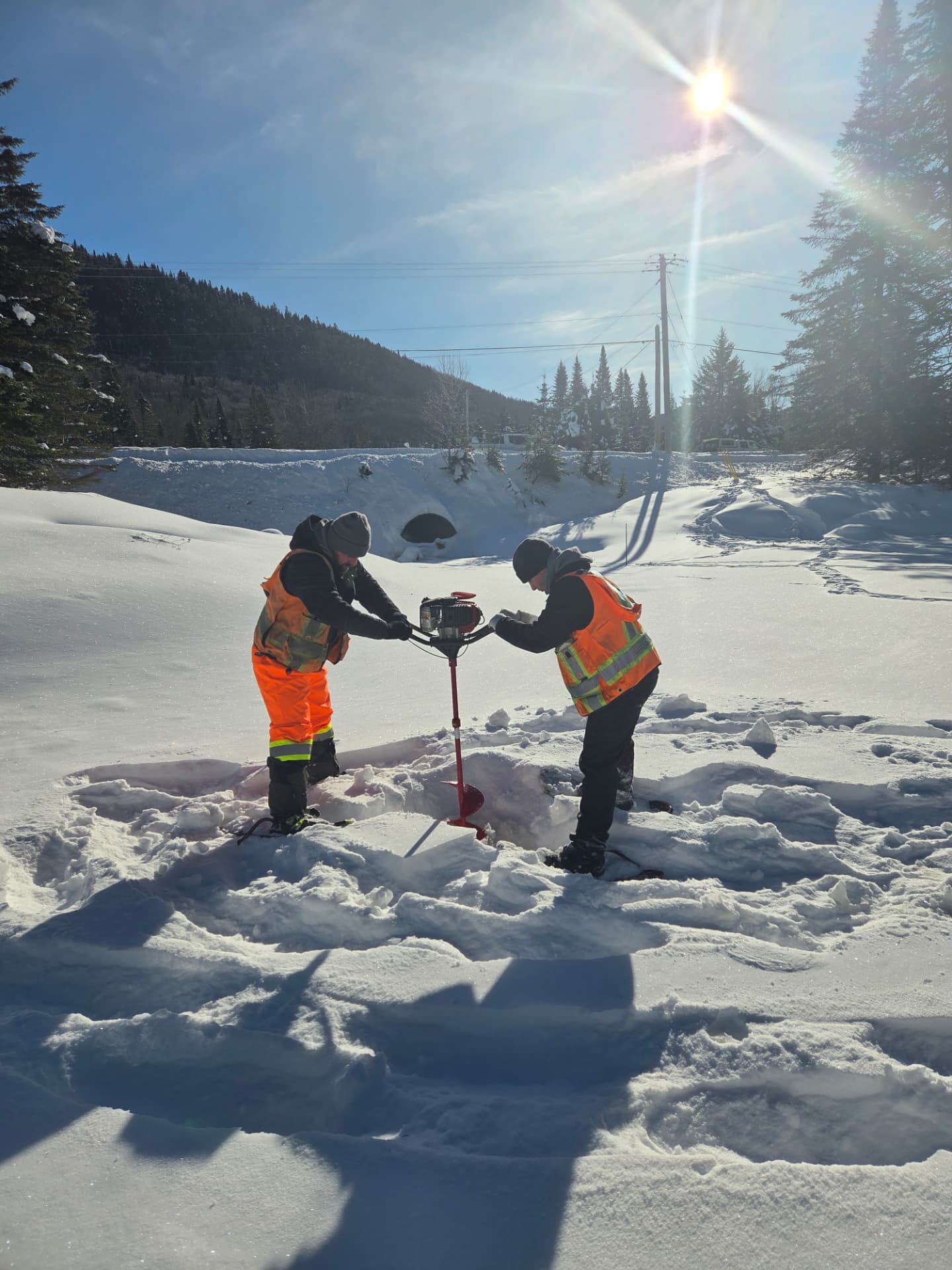 Forage de la glace pour un relevé bathymétrique hivernal