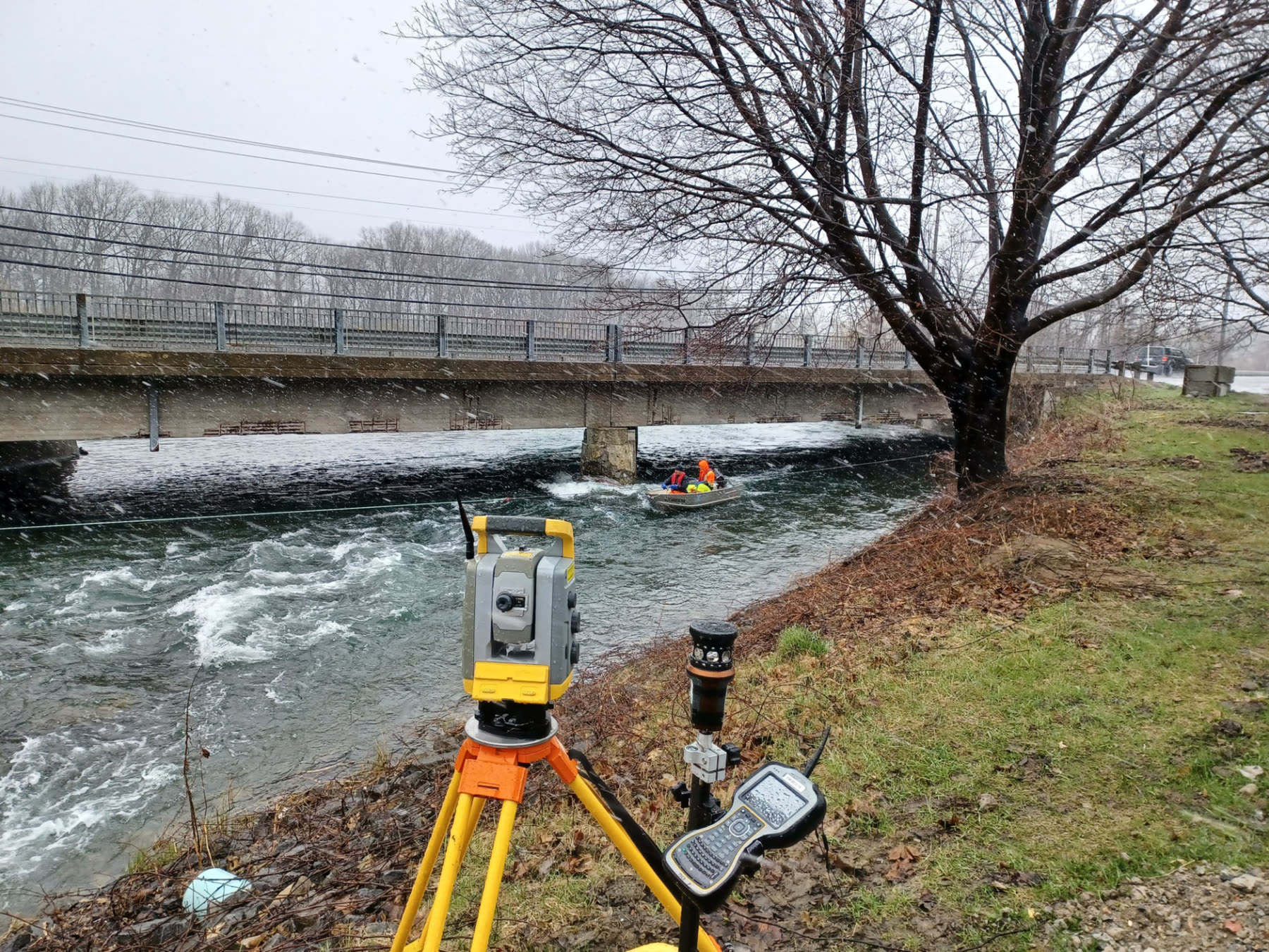 Relevé bathymétrique en rivière durant l'hiver