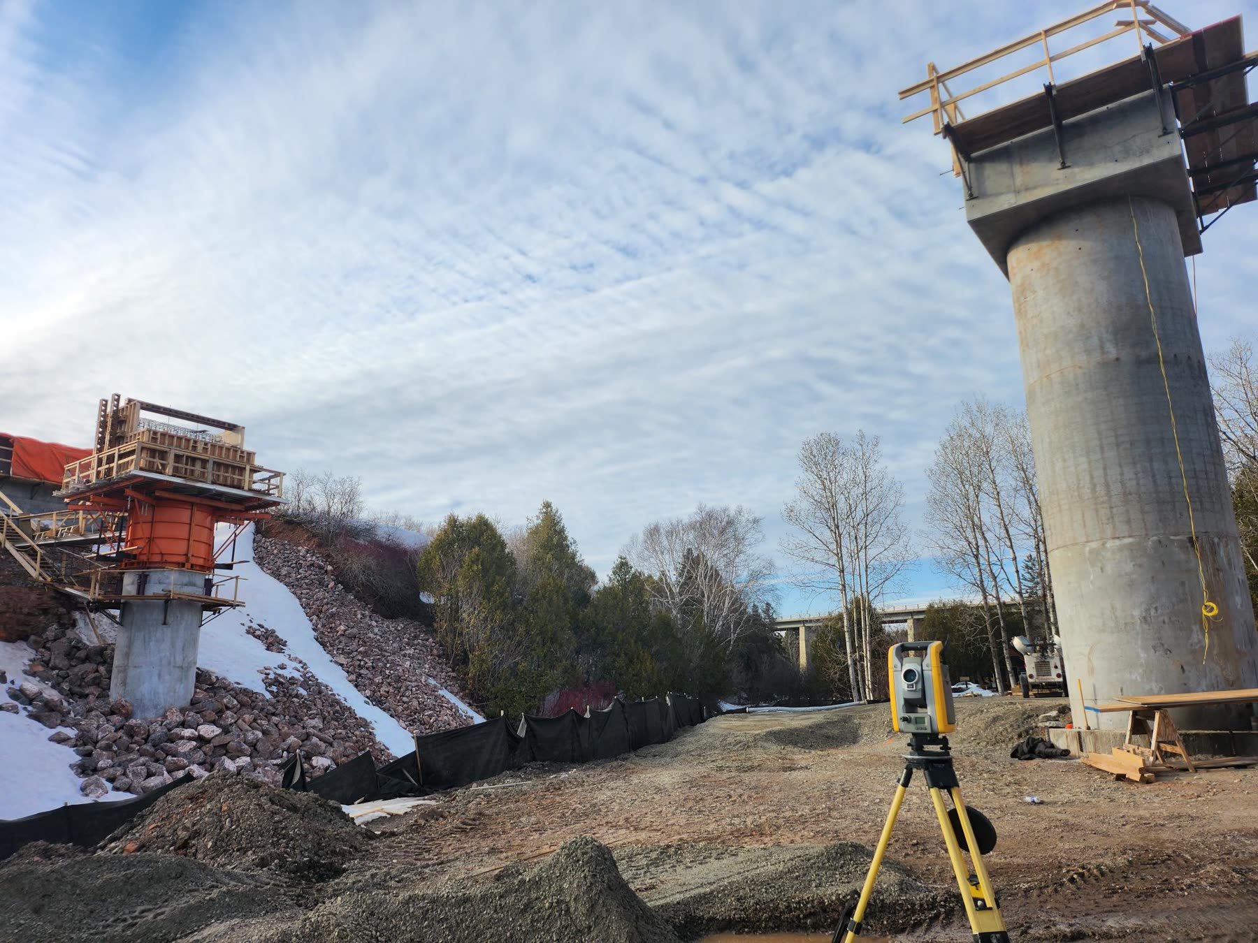 Implantation sur un chantier d'ouvrage d'art en fin de journée