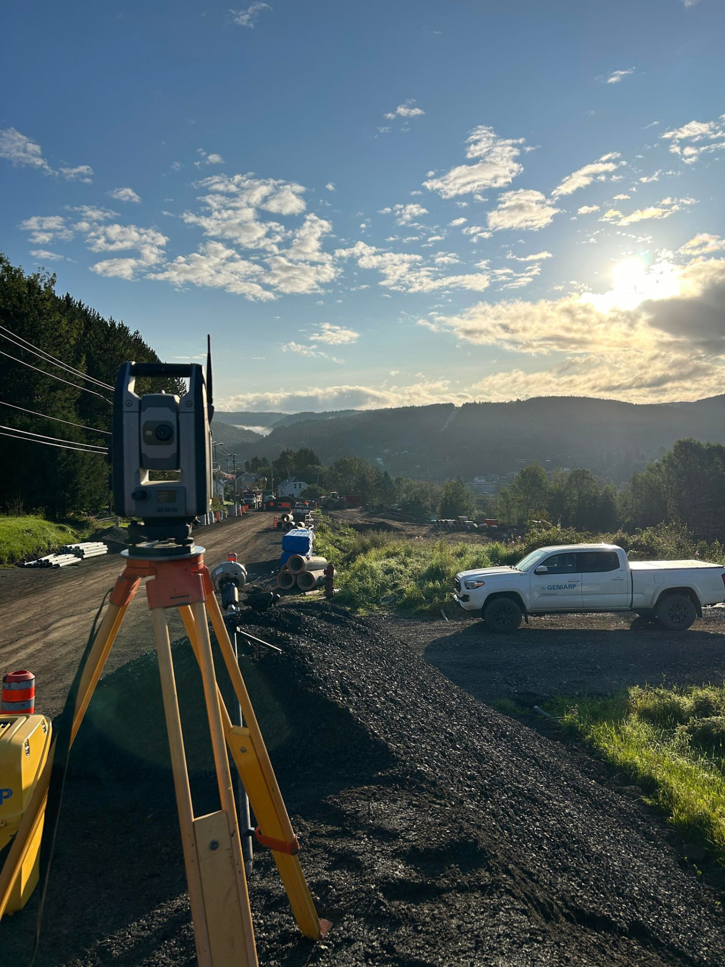 Station totale et camion Géniarp sur un chantier routier