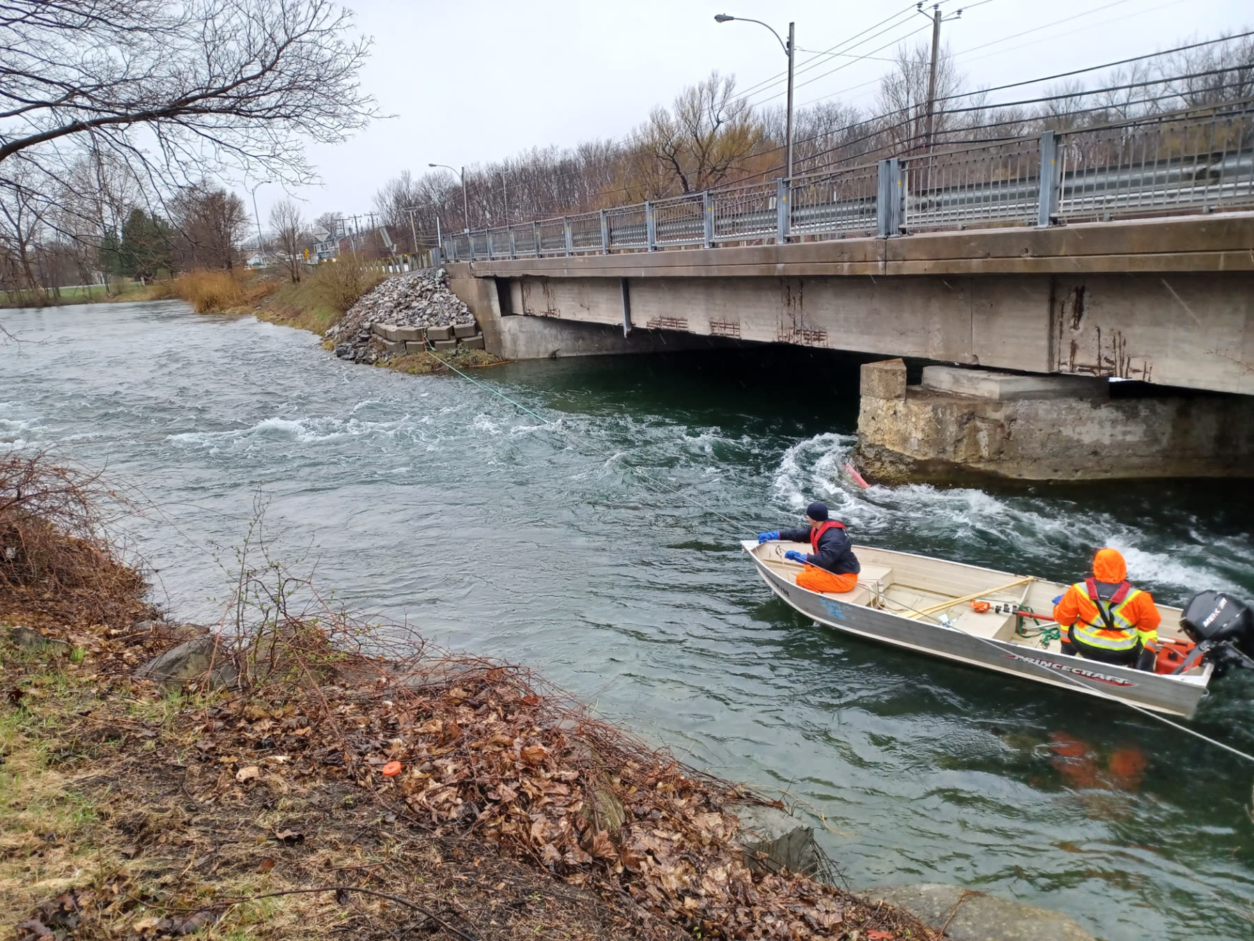 Équipe Géniarp en embarcation sous un pont pour un relevé bathymétrique