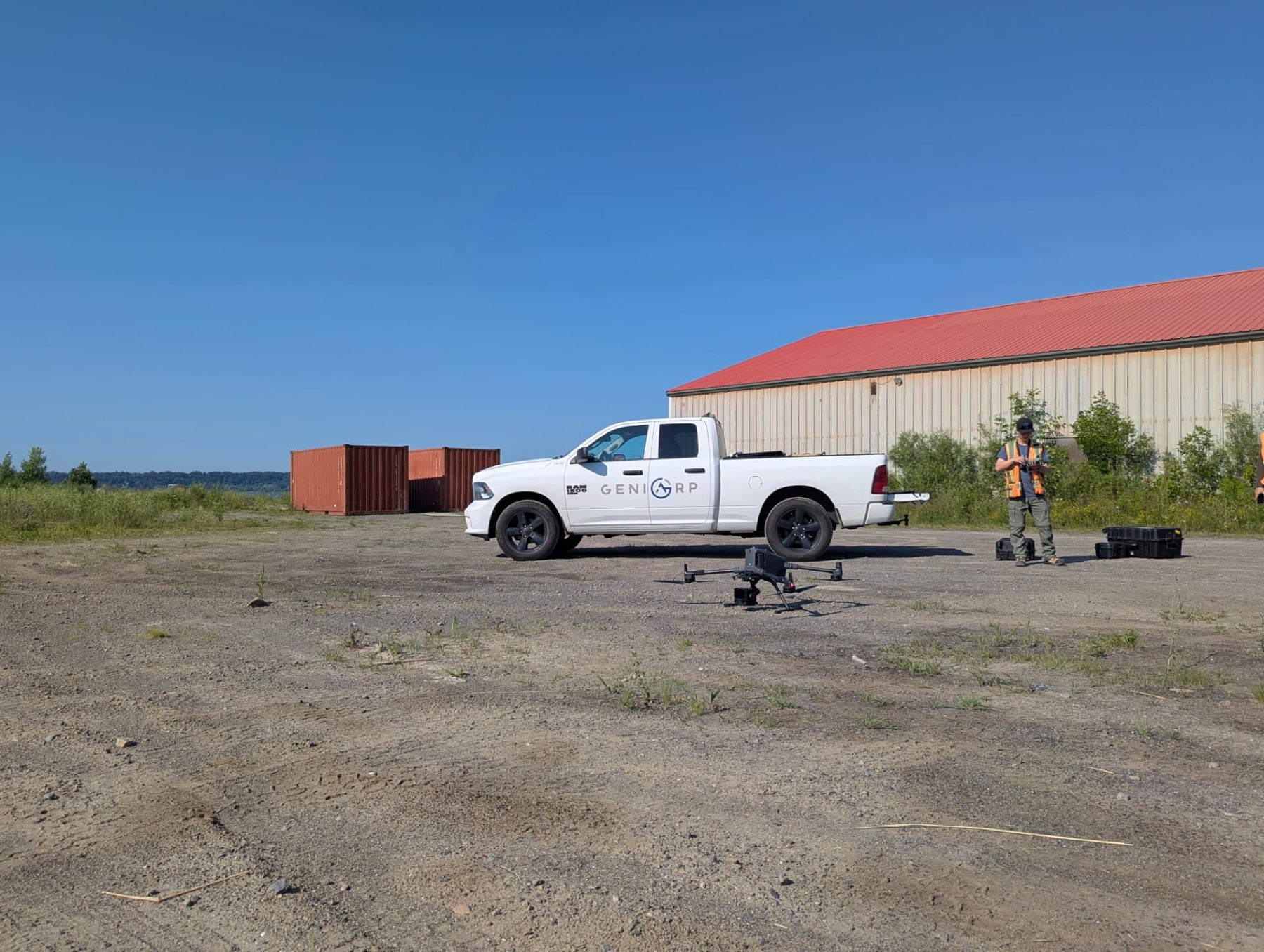 Géniarp technician setting up survey equipment on a property