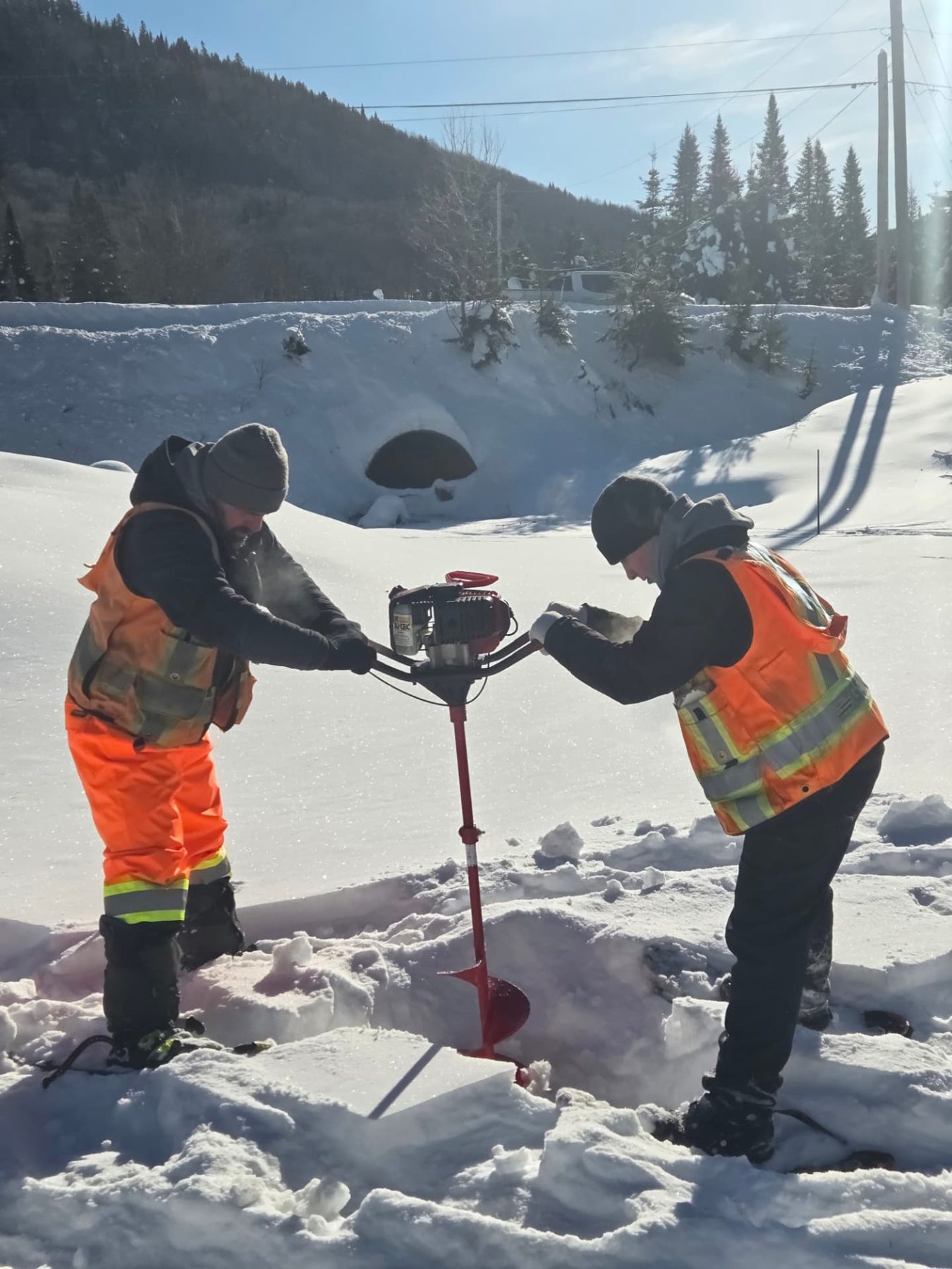 Équipe Géniarp forant la glace pour un sondage hivernal au Saguenay–Lac-Saint-Jean
