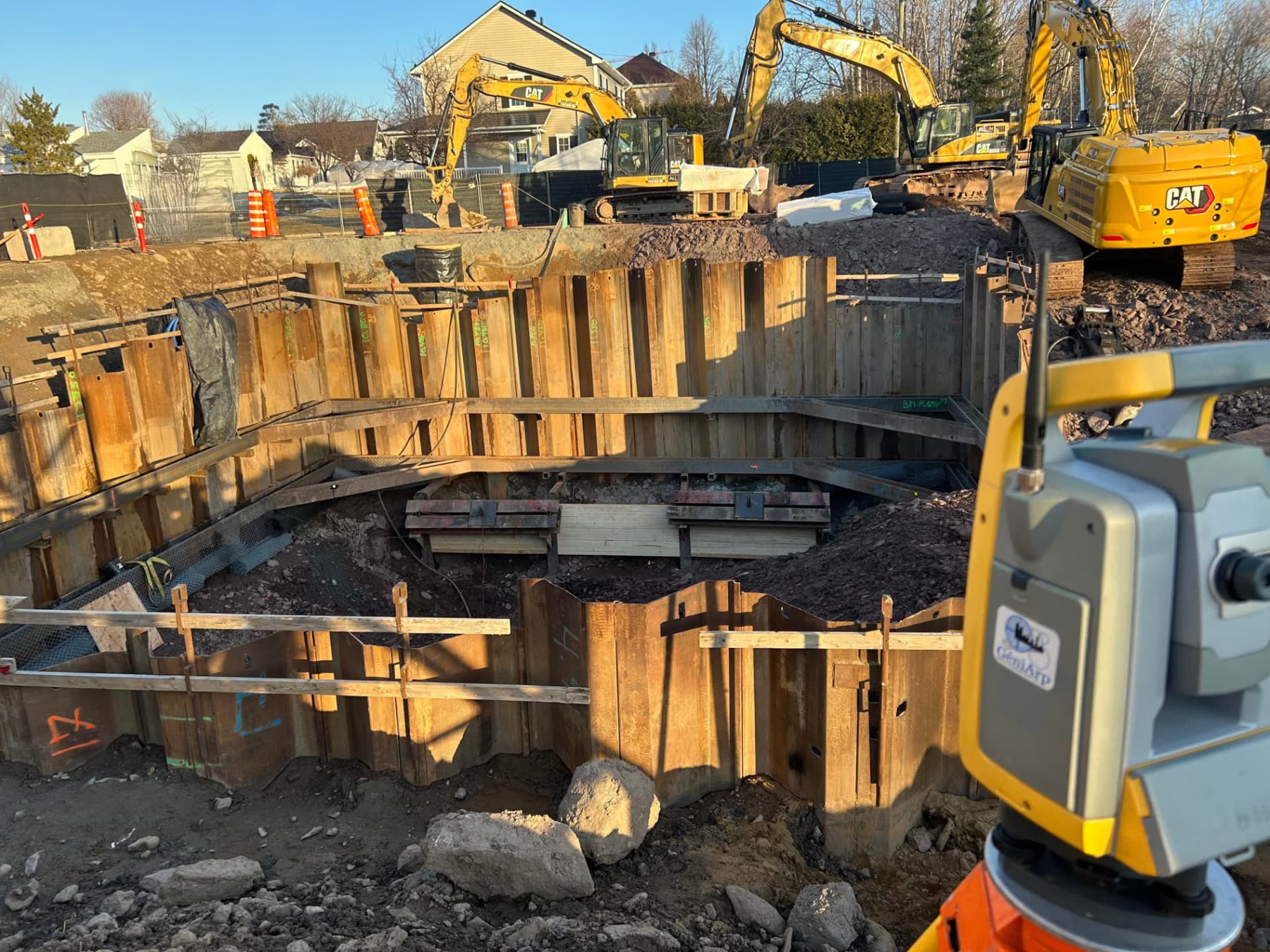 Contrôle d'excavation et d'élévations sur un chantier actif