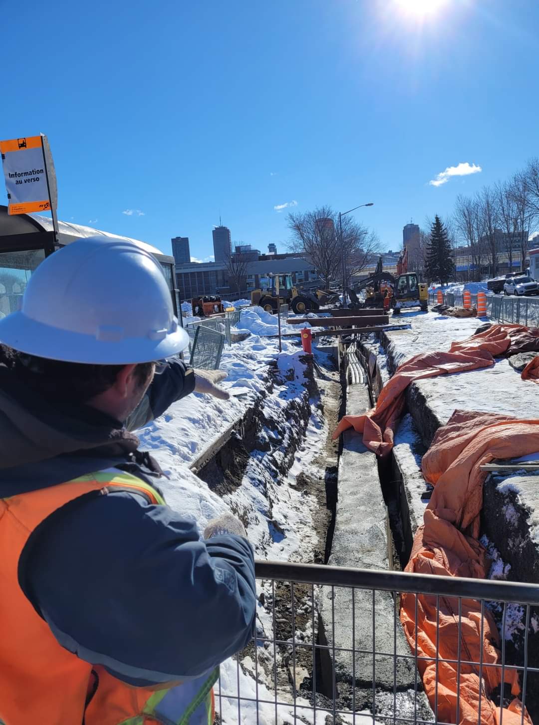 Équipe et véhicule de service Géniarp sur un chantier actif
