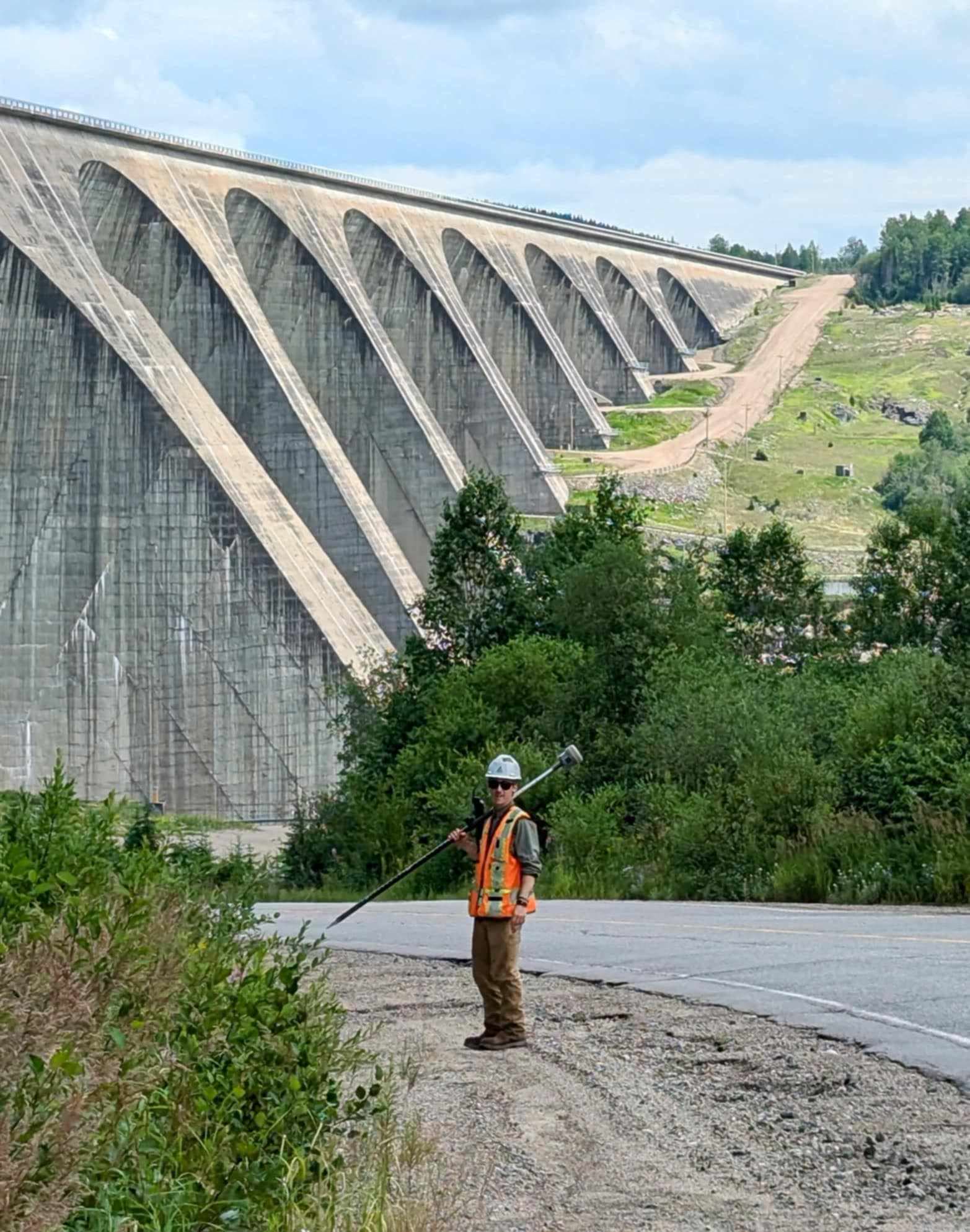 Relevé d'un ouvrage de retenue d'eau par un technicien Géniarp