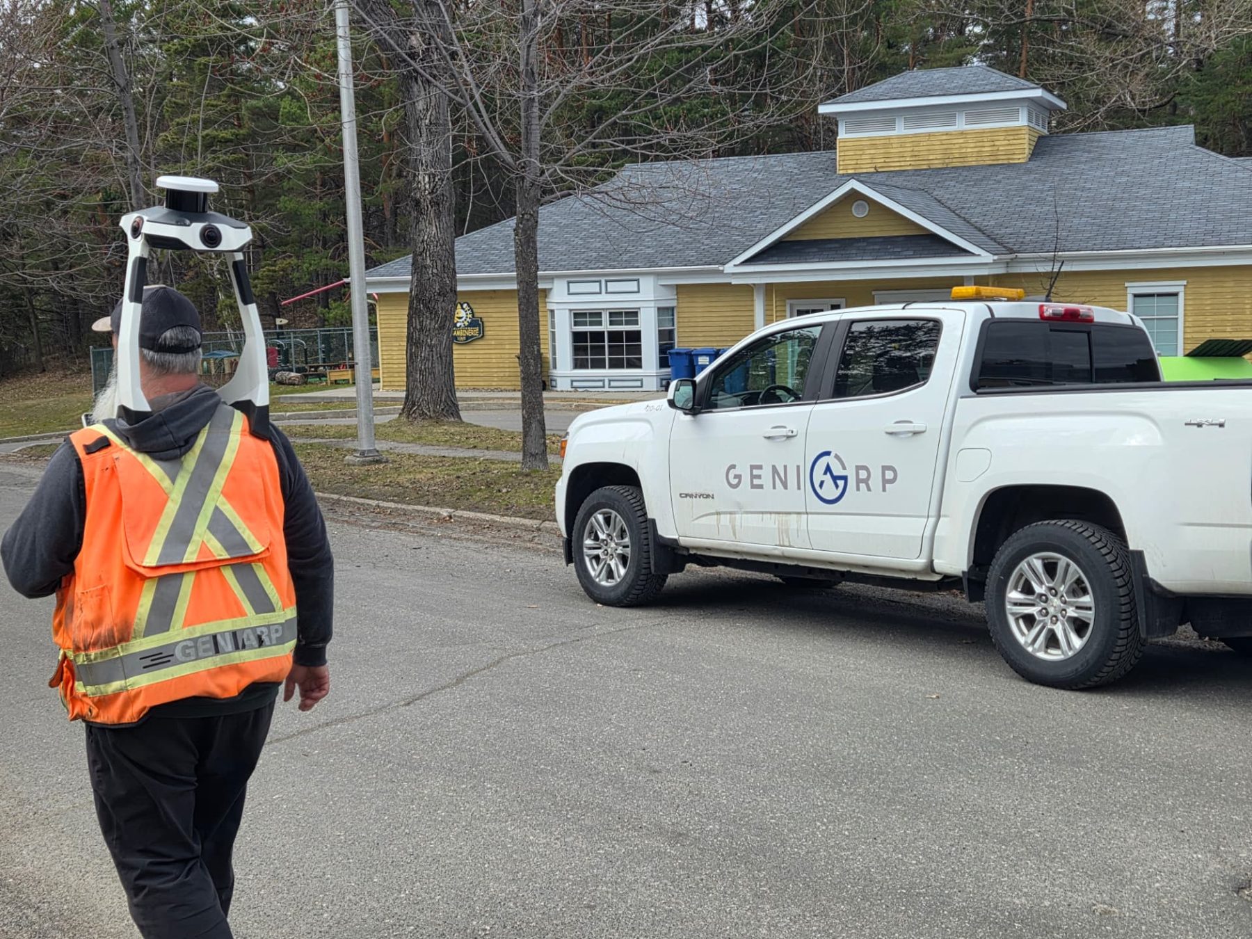 Technicien Géniarp effectuant un relevé par scan mobile dans une rue de Québec